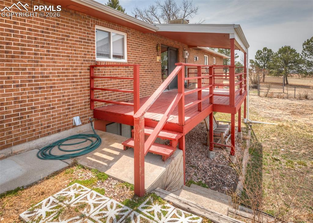 Image 34 of 47: Deck