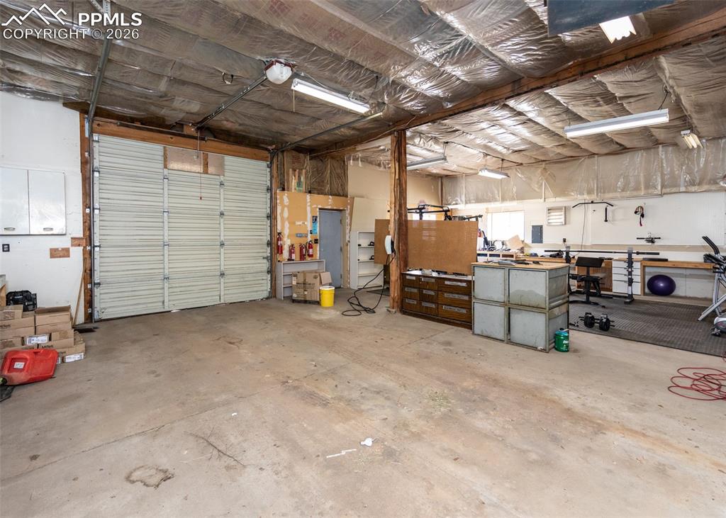 Image 40 of 47: Garage