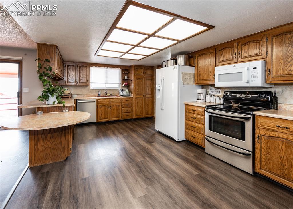 Image 5 of 47: Kitchen