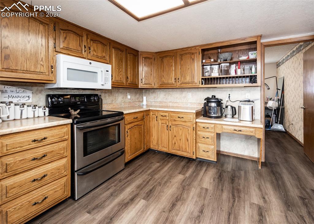 Image 6 of 47: Kitchen