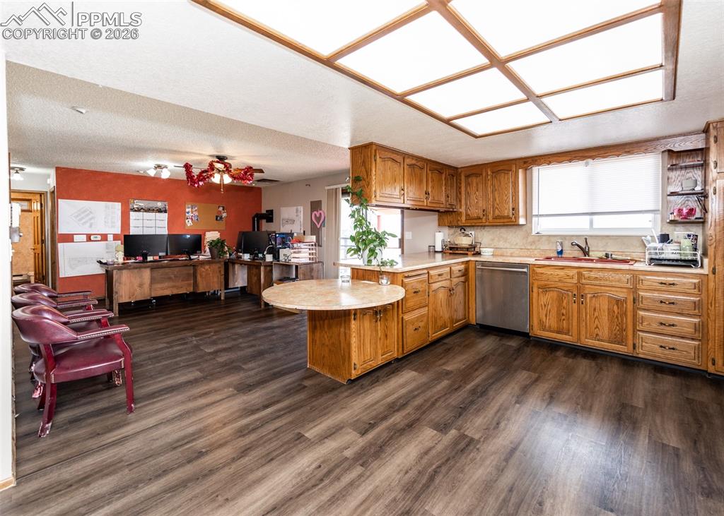 Image 7 of 47: Kitchen