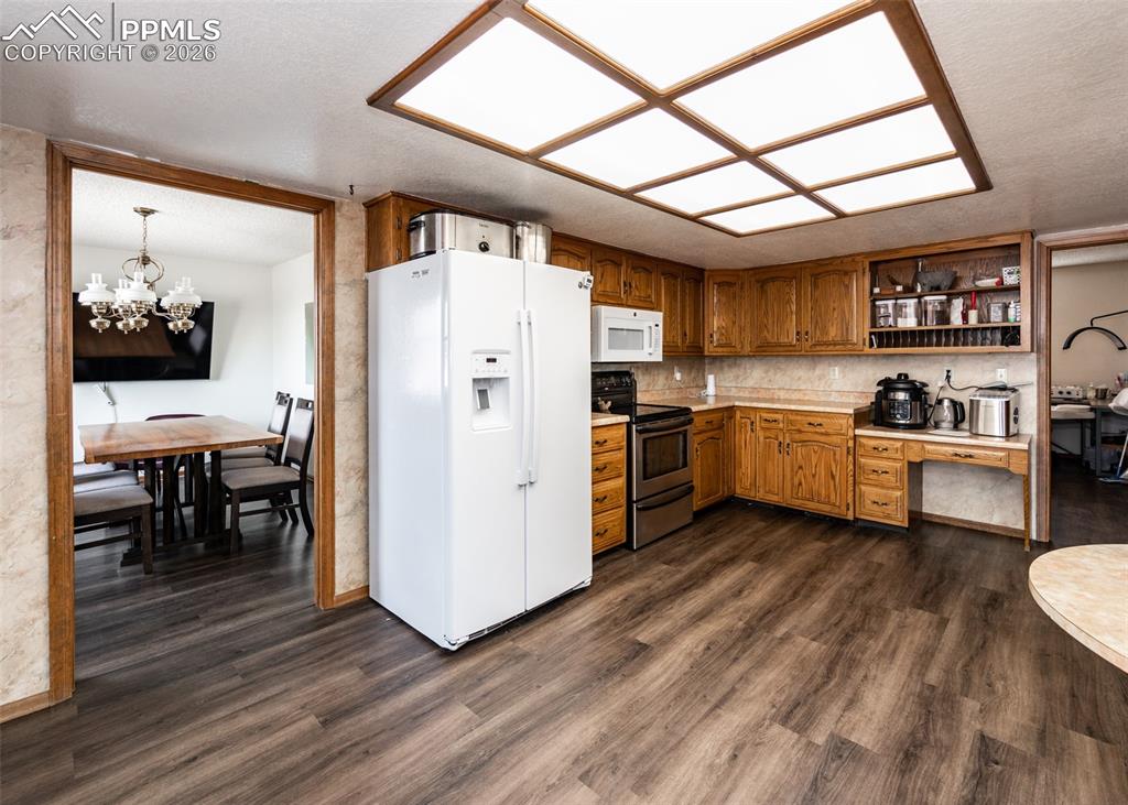 Image 8 of 47: Kitchen