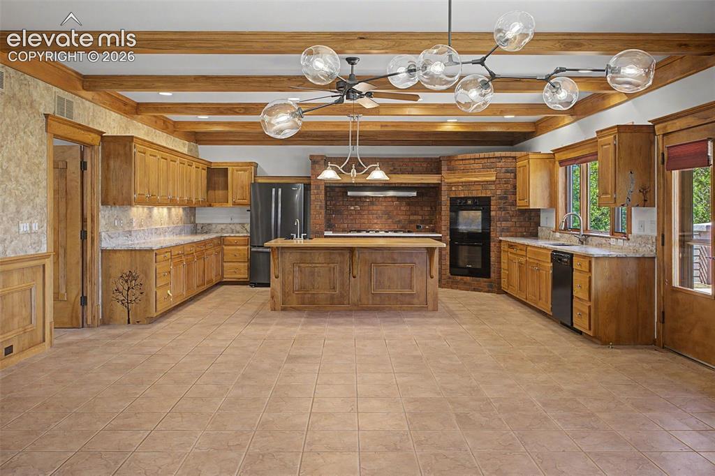 Image 14 of 47: Kitchen