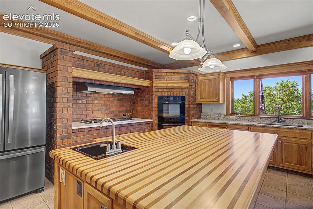 Image 15 of 47: Kitchen