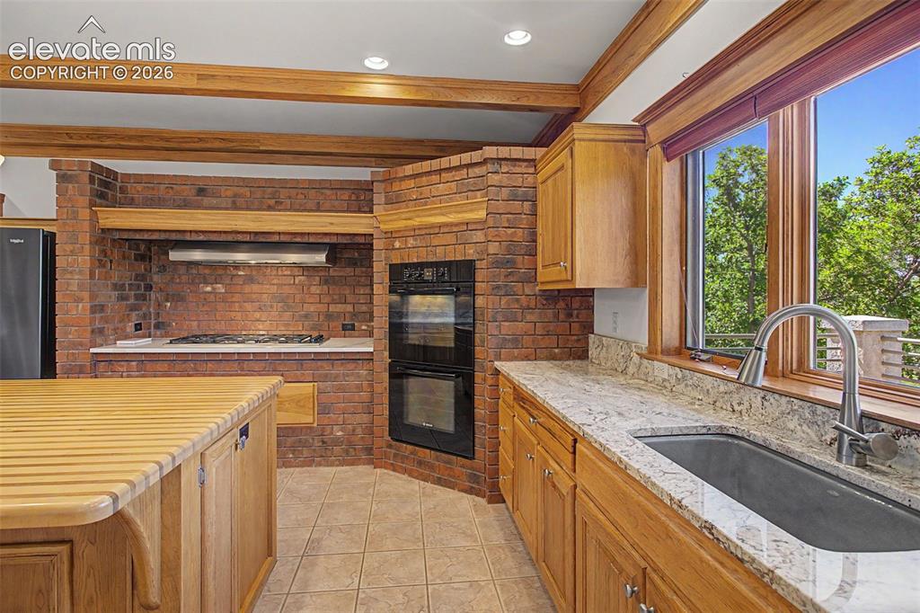 Image 17 of 47: Kitchen