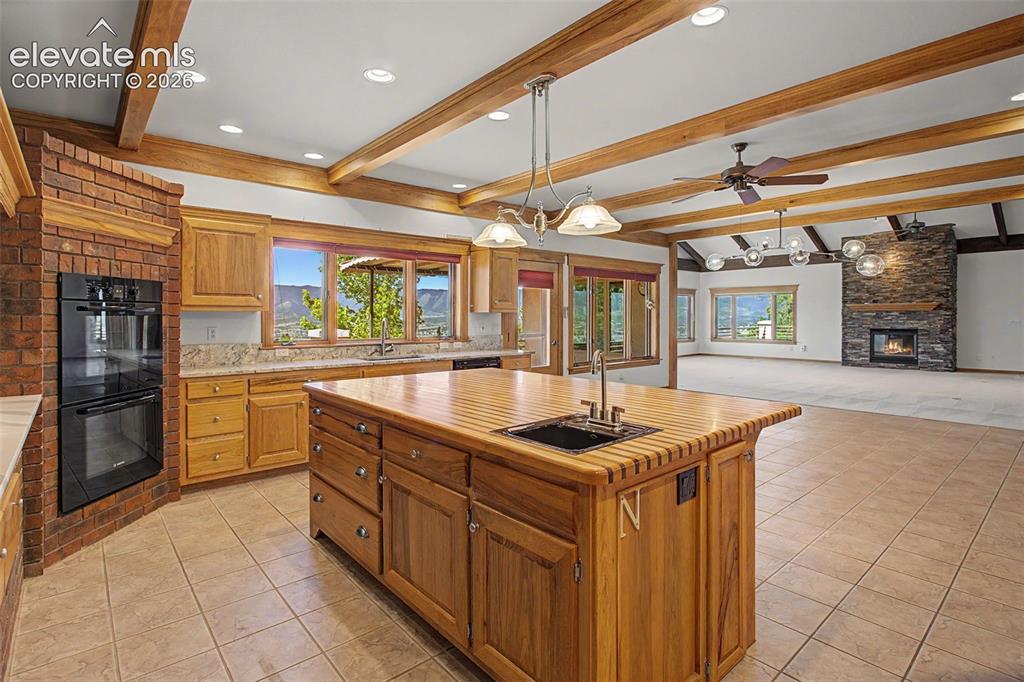 Image 19 of 47: Kitchen