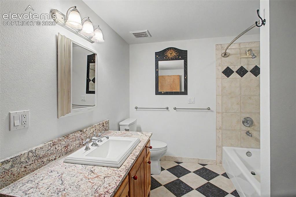 Image 31 of 47: Bathroom