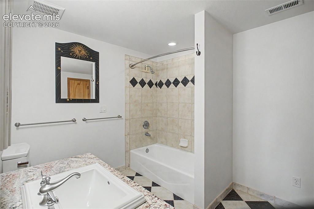 Image 40 of 47: Bathroom