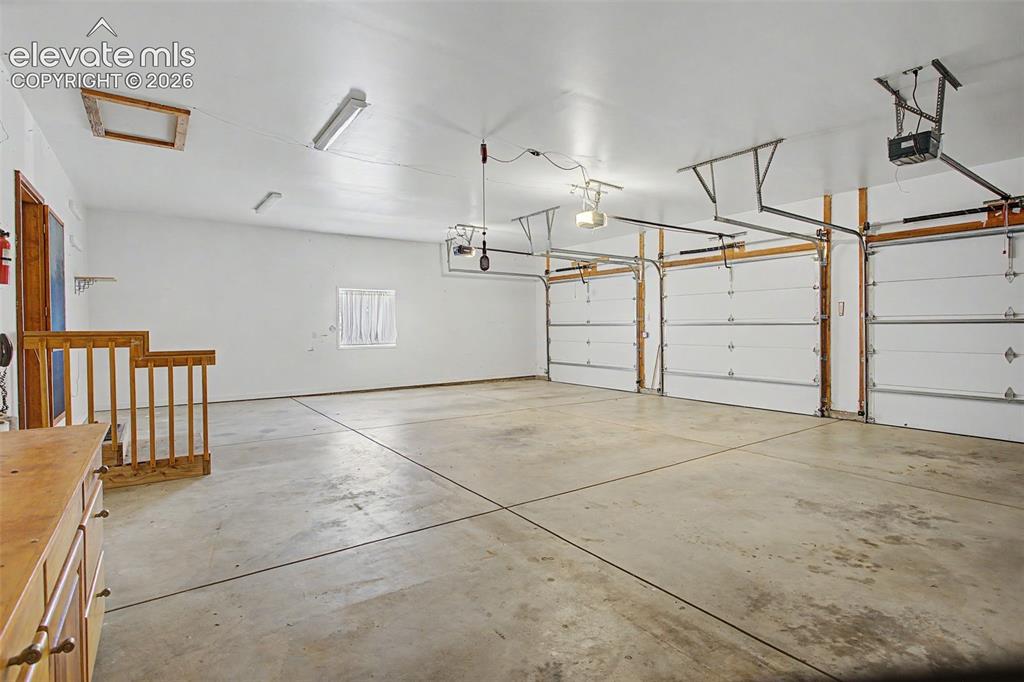 Image 45 of 47: Garage