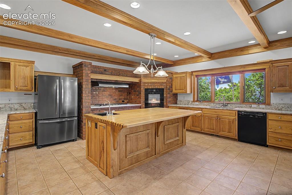 Image 5 of 47: Kitchen
