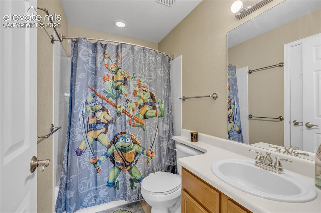Image 18 of 30: Bathroom