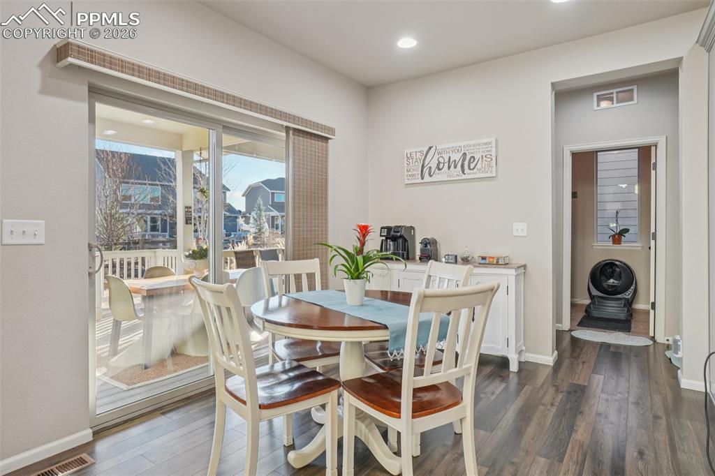 Image 18 of 45: Breakfast Area