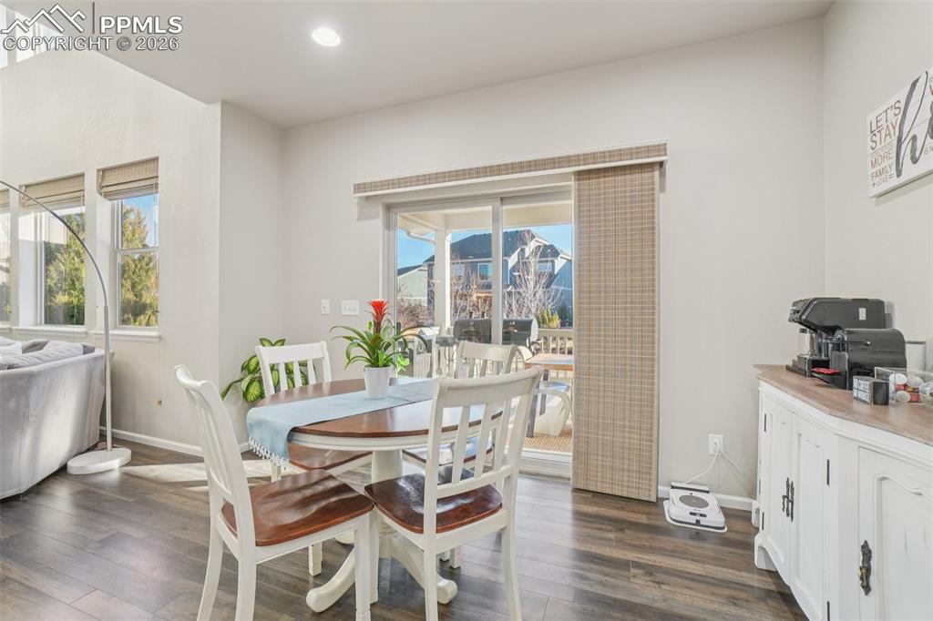 Image 19 of 45: Breakfast Area