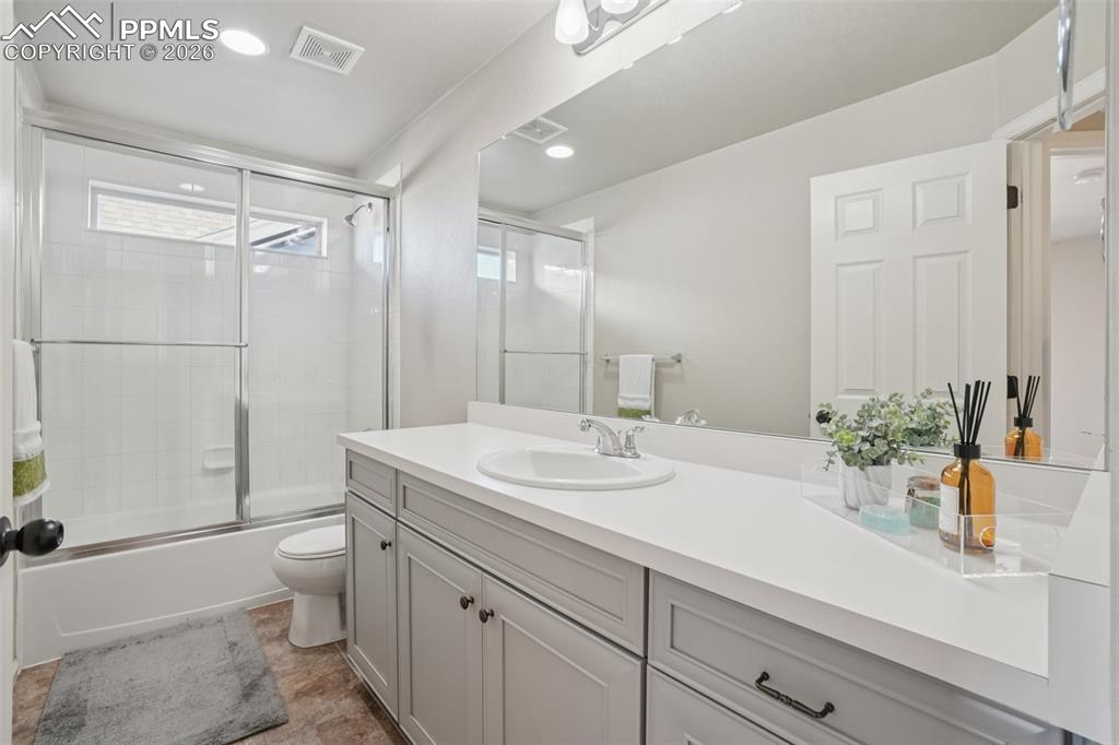 Image 35 of 45: Bathroom