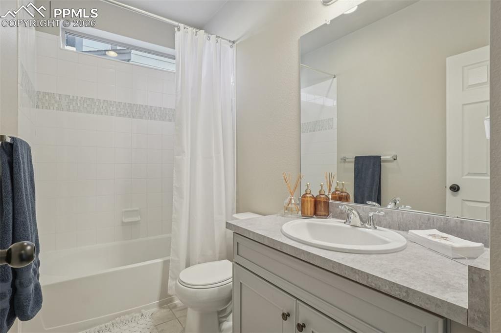 Image 36 of 45: Bathroom