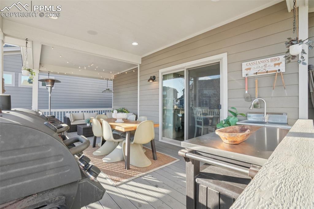 Image 40 of 45: Deck