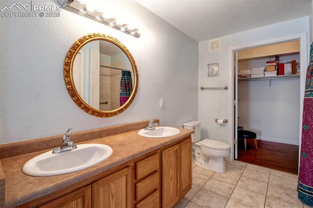 Image 16 of 31: Bathroom