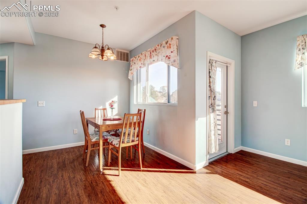 Image 18 of 31: Dining Area