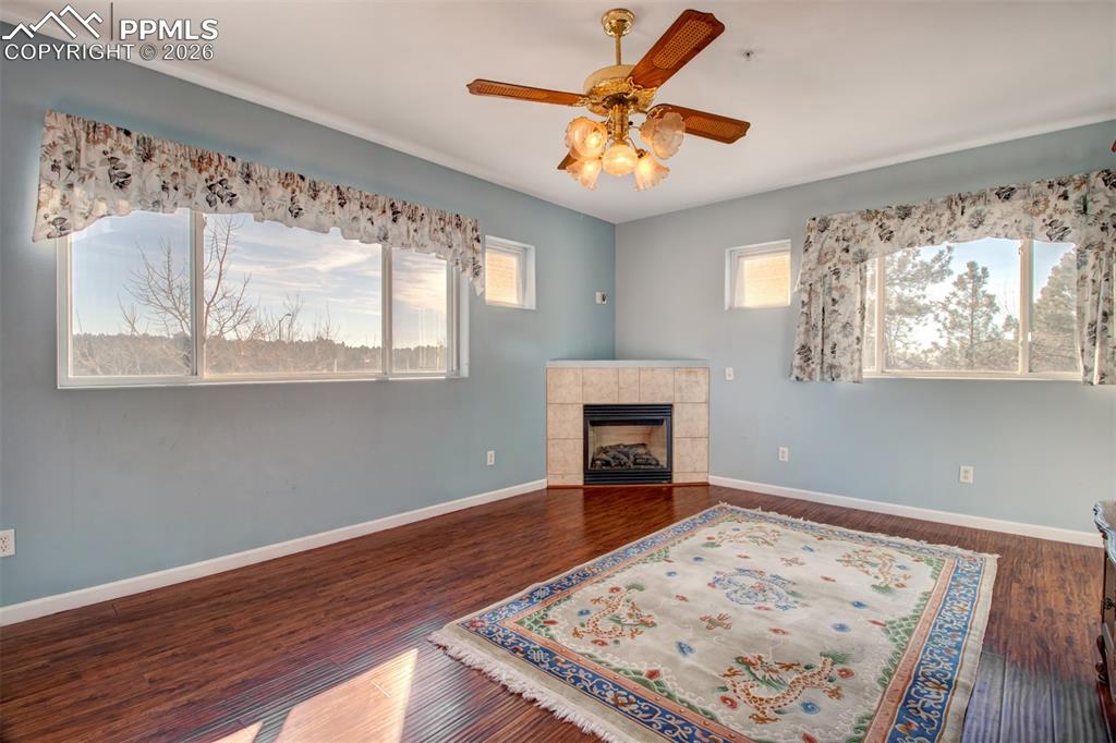 Image 2 of 31: Living Room