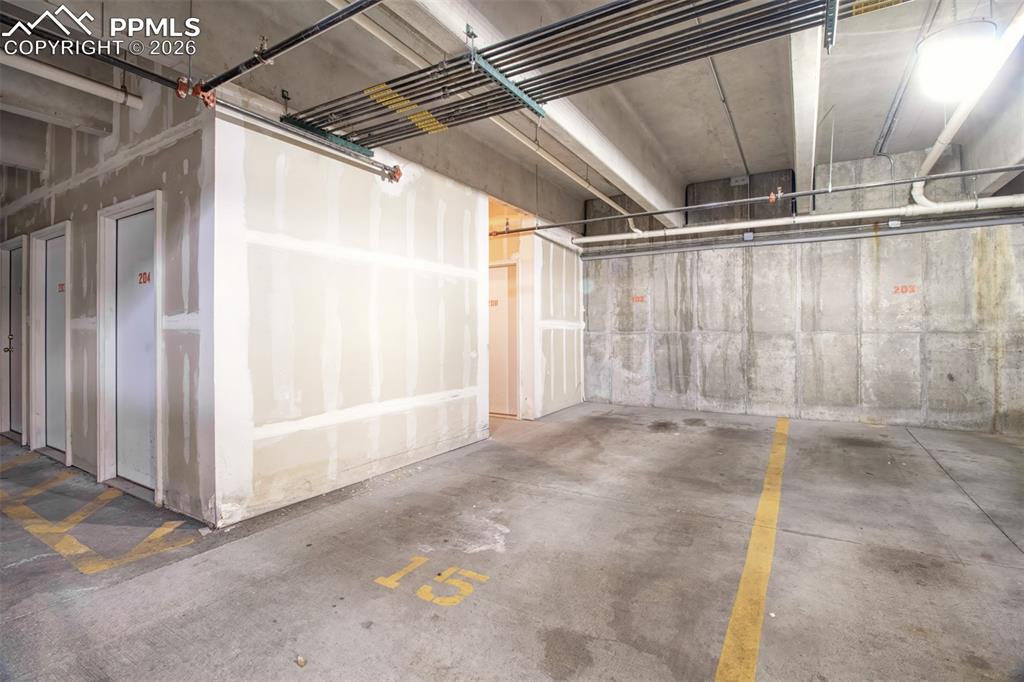 Image 26 of 31: Garage