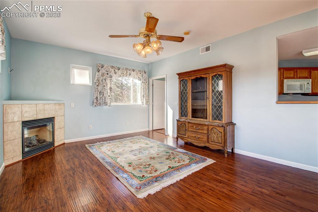 Image 3 of 31: Living Room