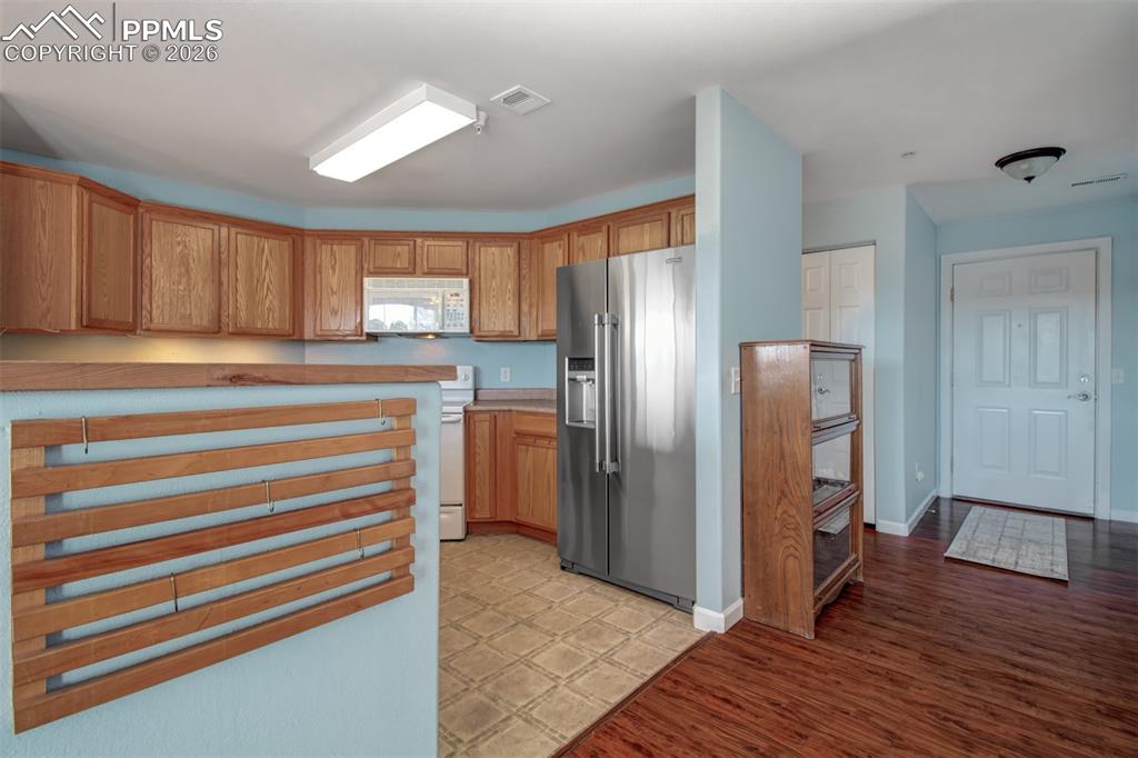 Image 4 of 31: Kitchen