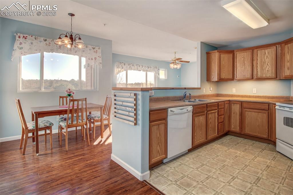 Image 5 of 31: Kitchen