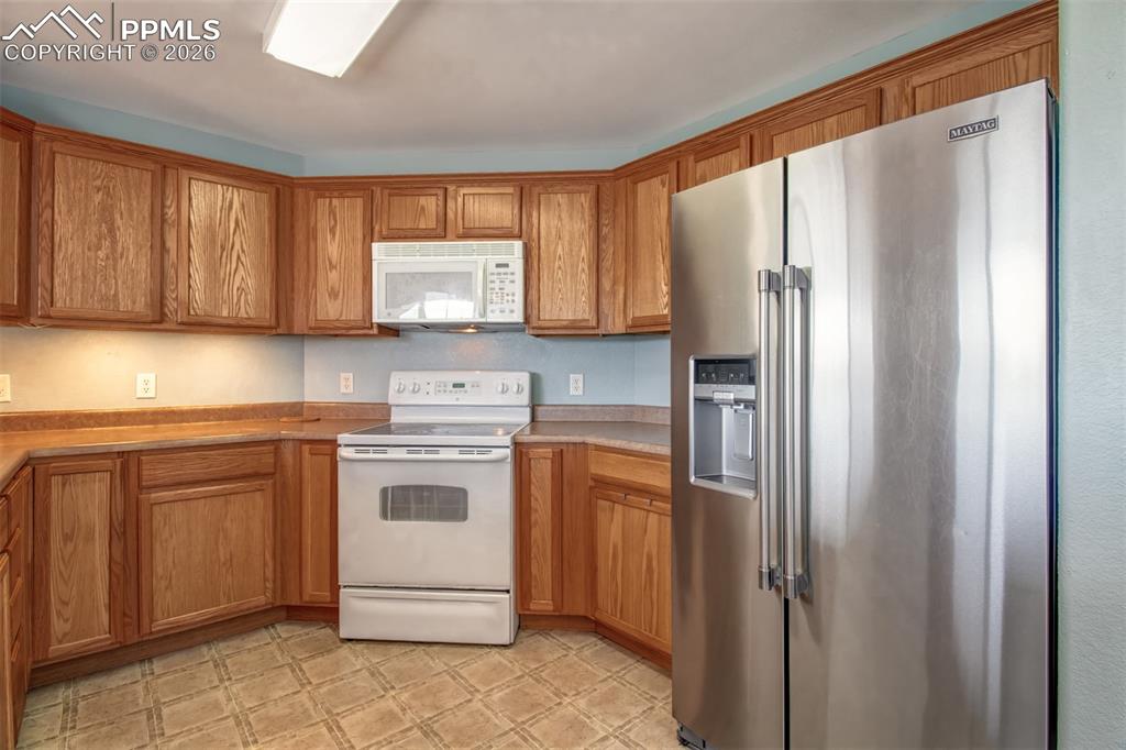 Image 7 of 31: Kitchen