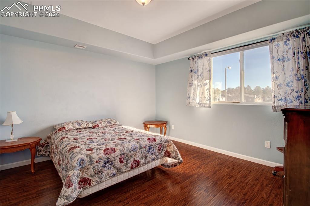 Image 9 of 31: Bedroom