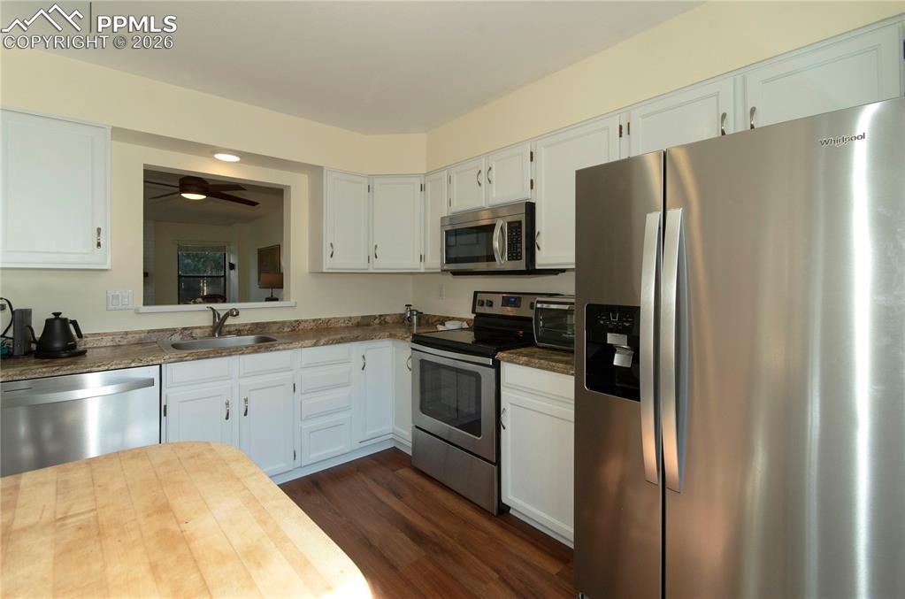 Image 13 of 49: Kitchen