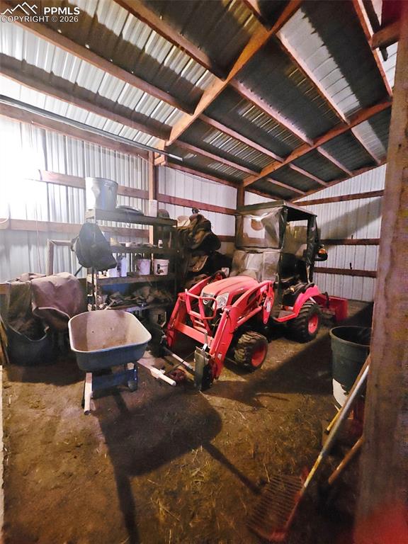 Image 14 of 19: Garage