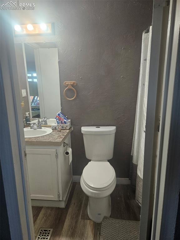 Image 21 of 28: Bathroom