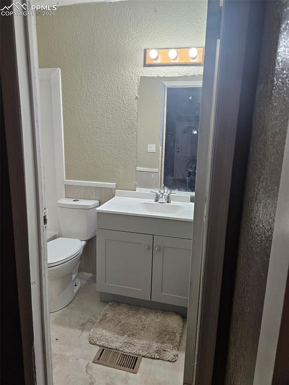 Image 28 of 28: Bathroom