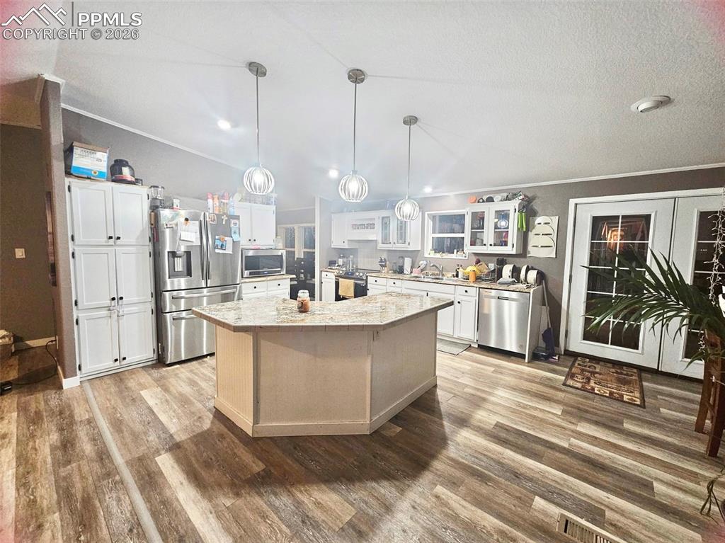 Image 3 of 19: Kitchen