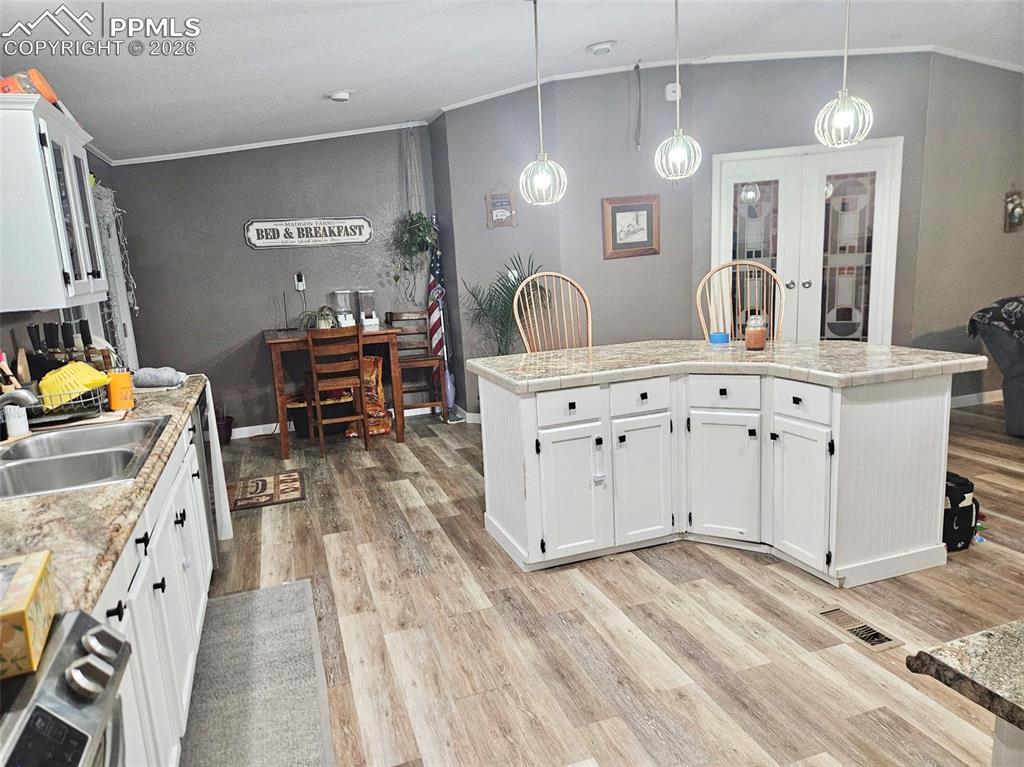 Image 4 of 19: Kitchen