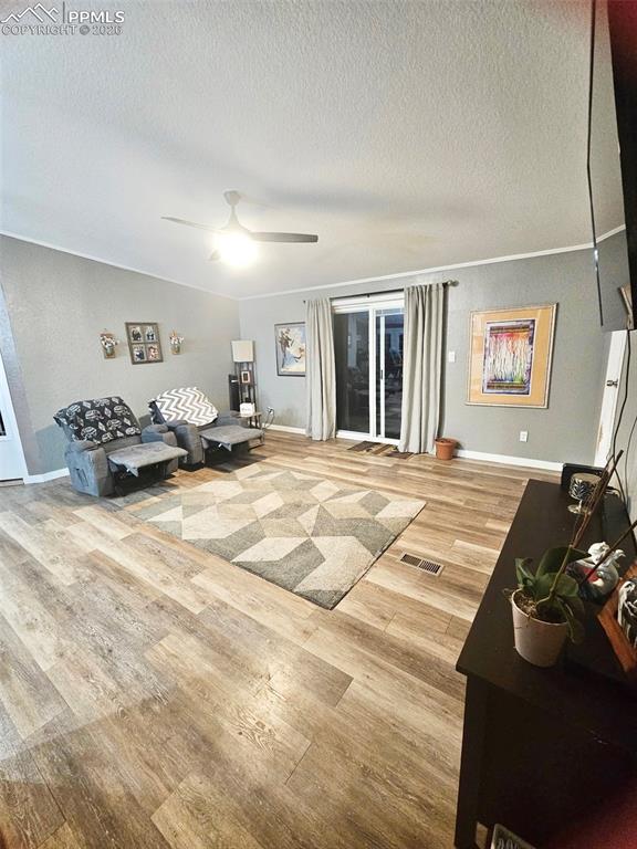 Image 5 of 19: Sitting Room