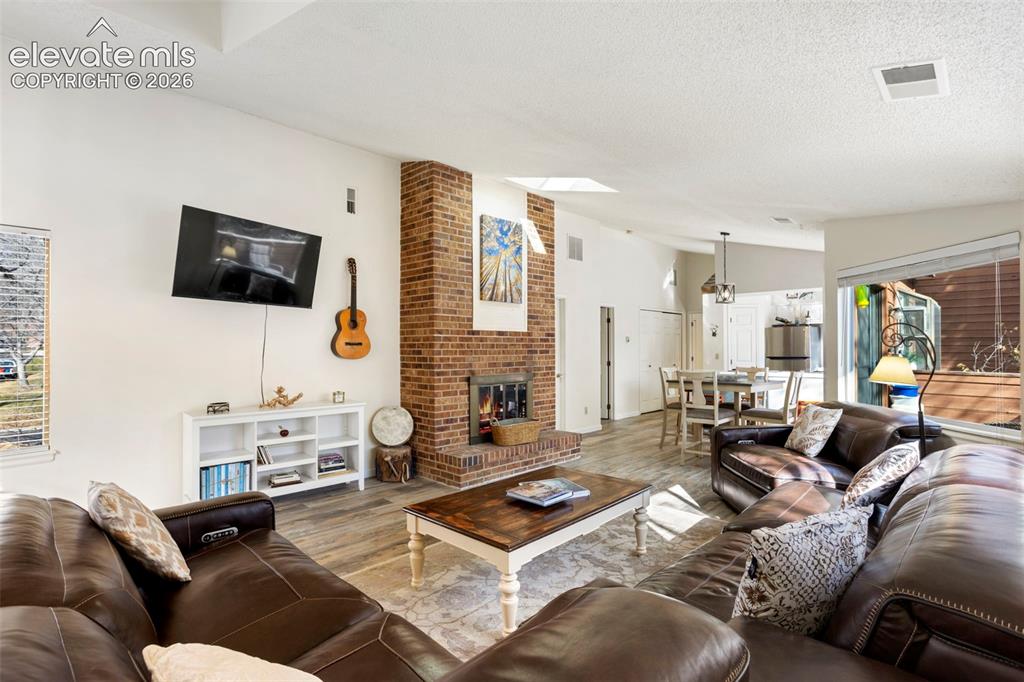 Image 4 of 20: Living Room