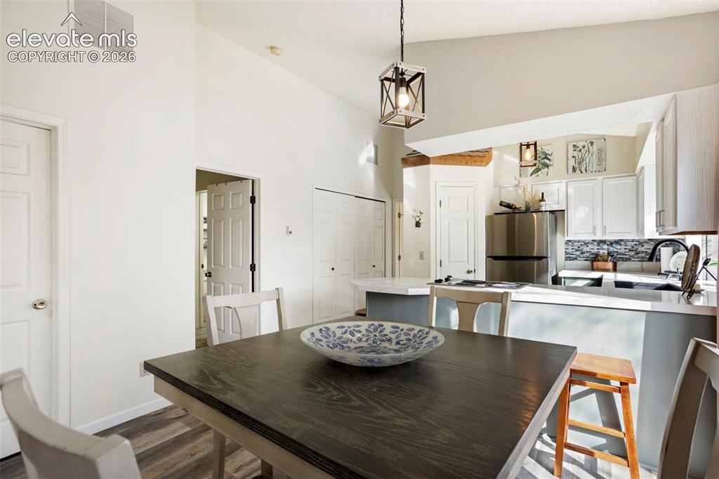 Image 7 of 20: Dining Area