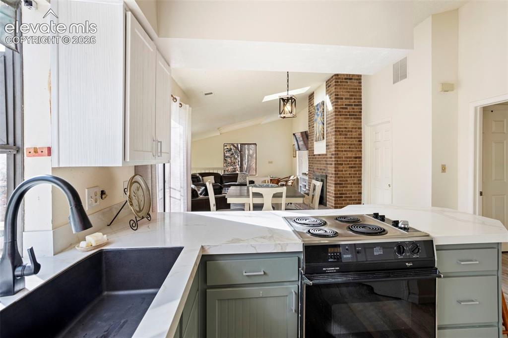 Image 8 of 20: Kitchen