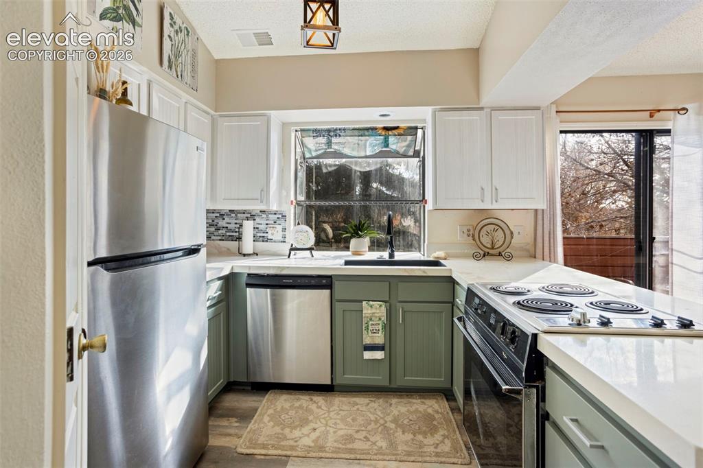 Image 9 of 20: Kitchen
