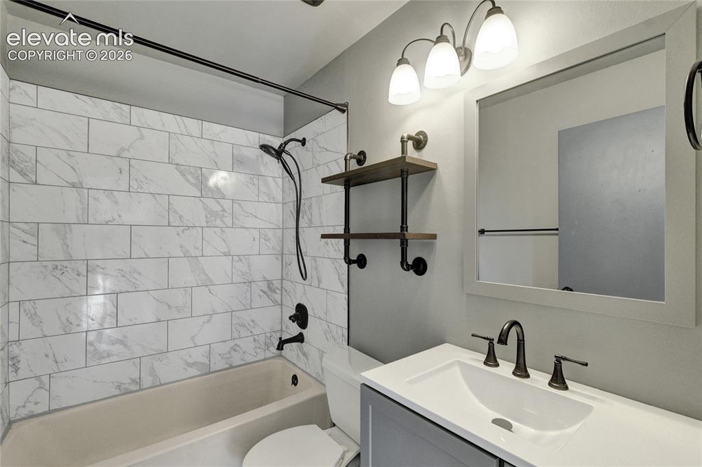 Image 18 of 23: Bathroom