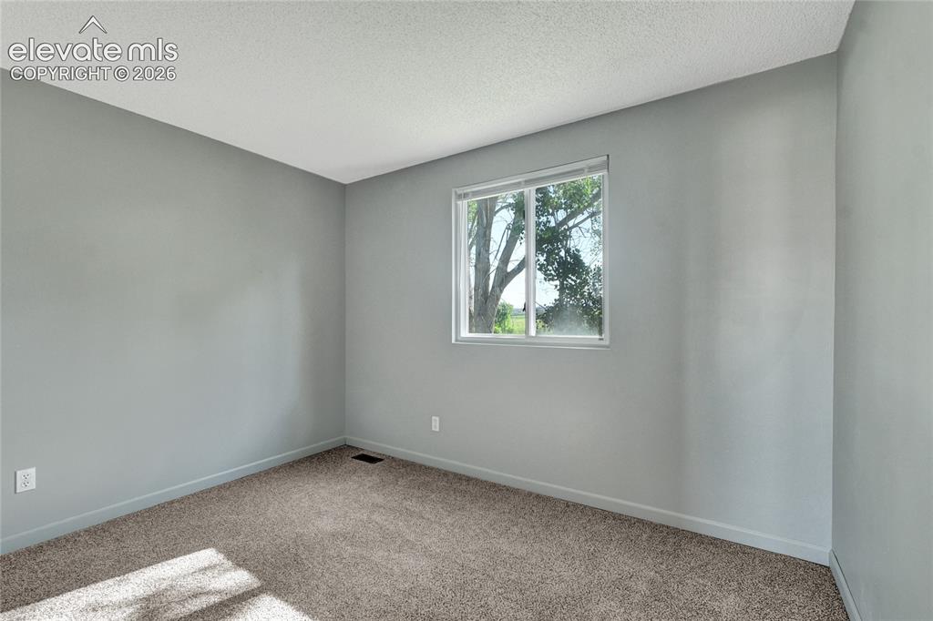 Image 19 of 23: Empty room