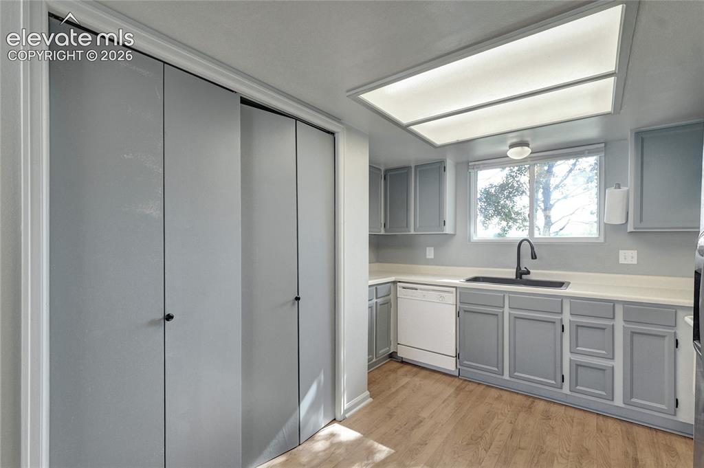 Image 7 of 23: Kitchen