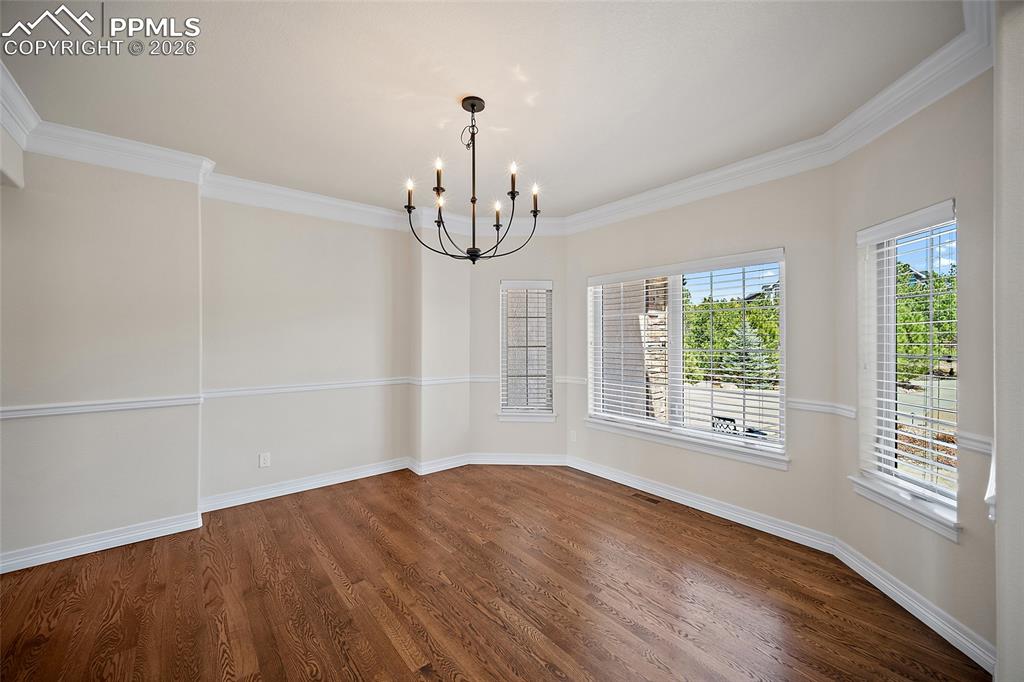 Image 10 of 50: Dining Area