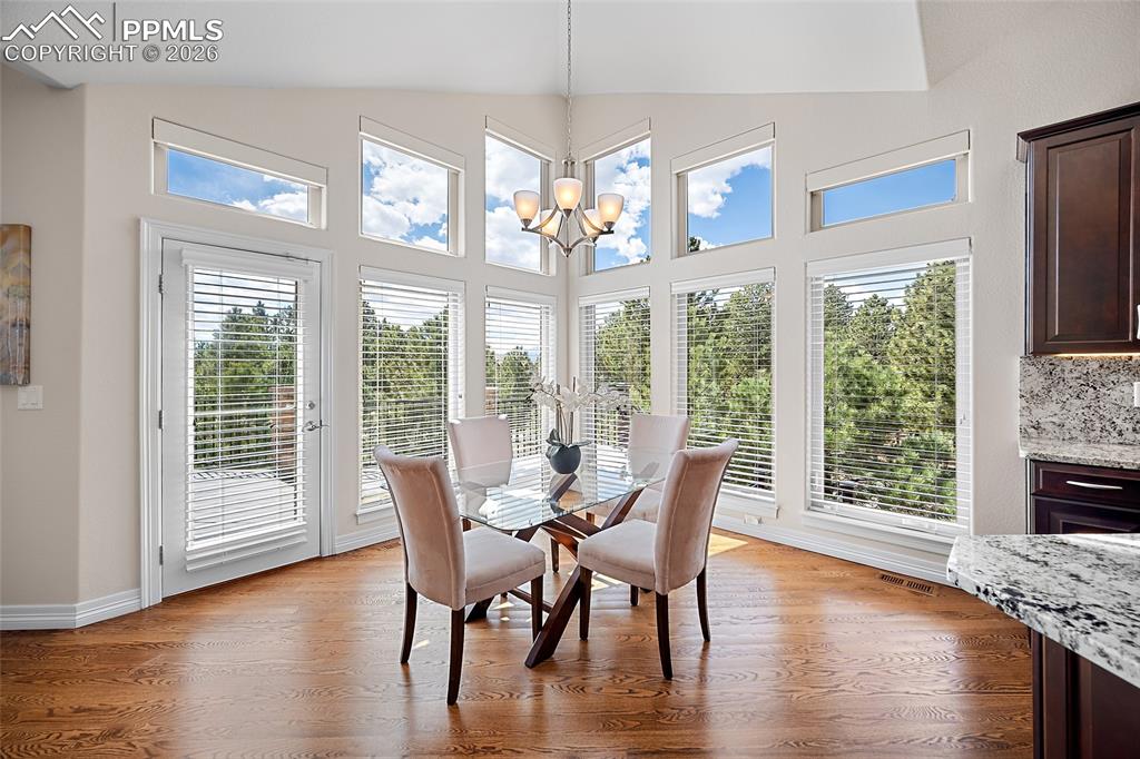 Image 11 of 50: Dining Area