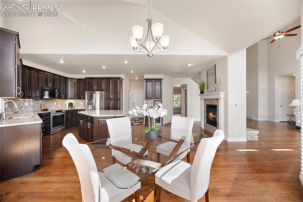 Image 13 of 50: Dining Area