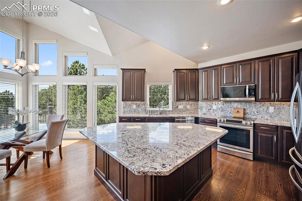 Image 14 of 50: Kitchen