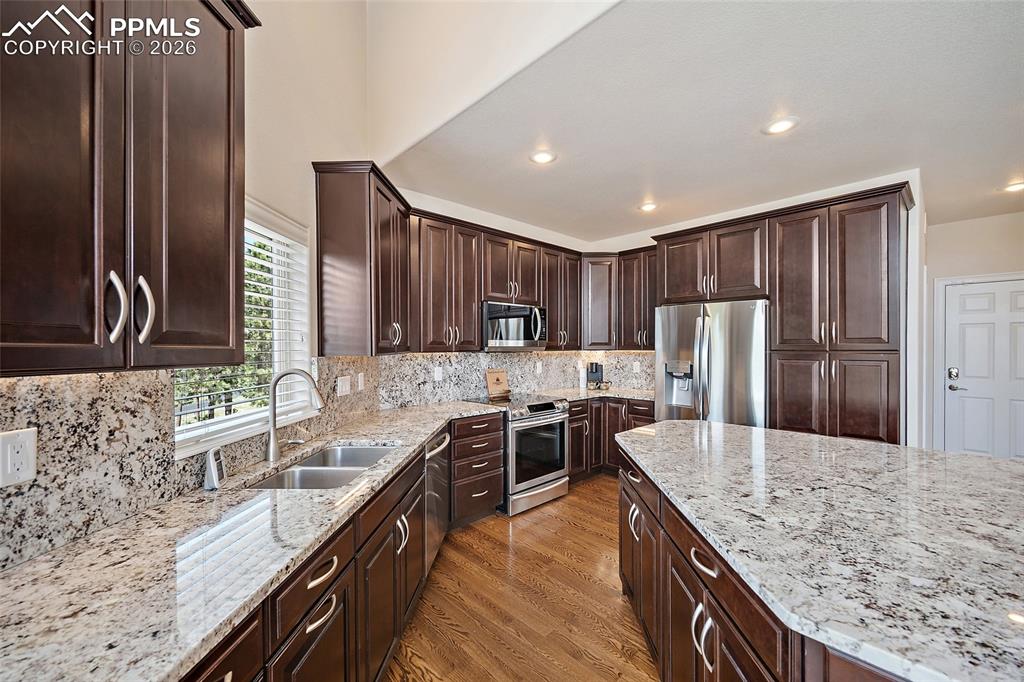 Image 15 of 50: Kitchen