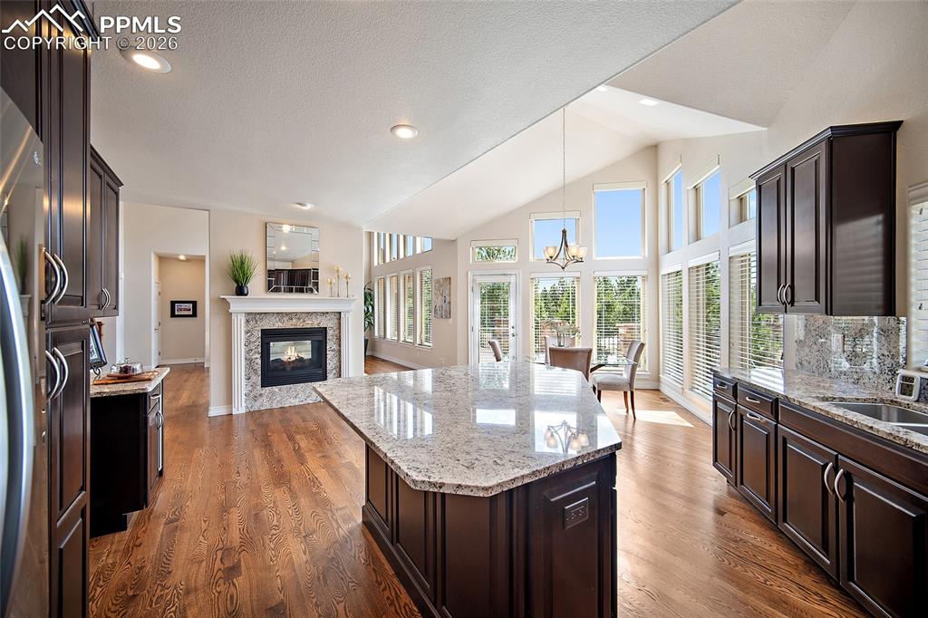 Image 16 of 50: Kitchen