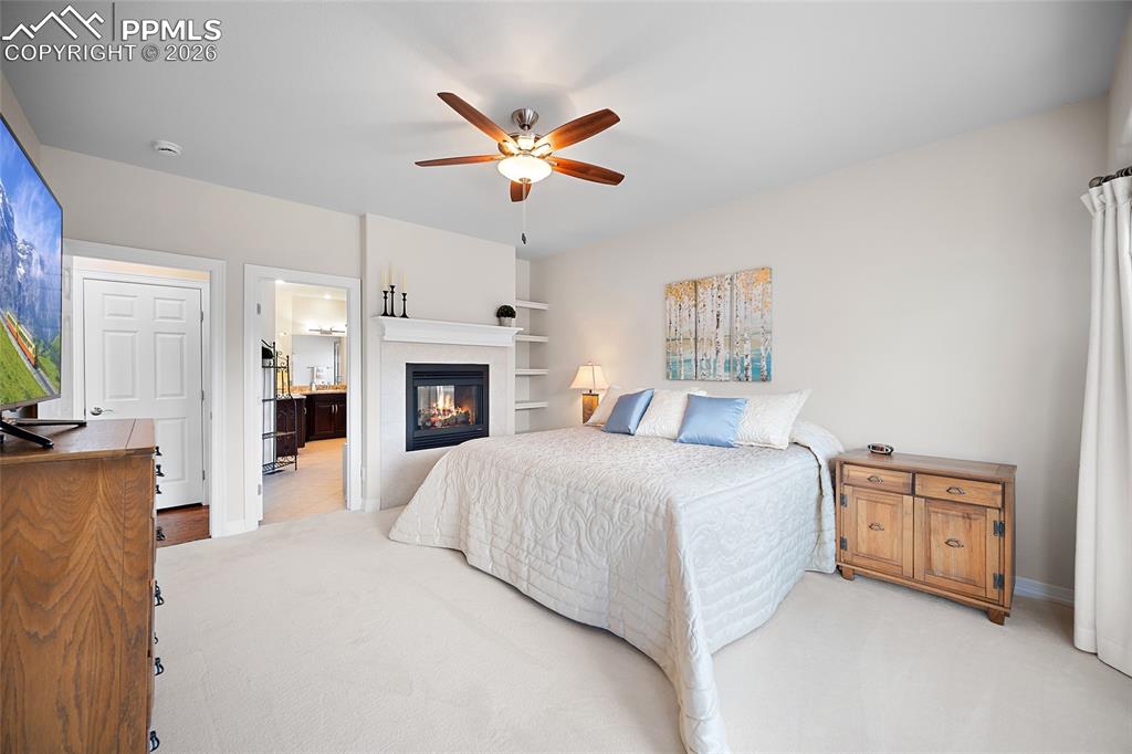 Image 21 of 50: Bedroom